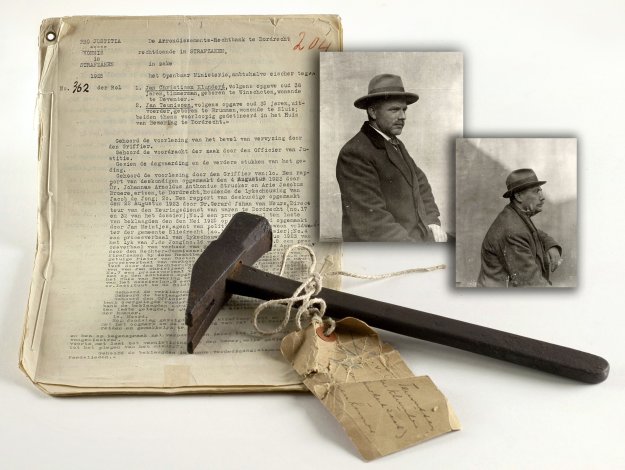 Collage van enkele archiefstukken en het moordwapen, de hamer, uit het dossier van de zaak van de moord in Giessen-Nieuwkerk