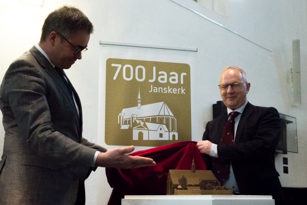 Burgemeester van Haarlem Jos Wienen en NHA-directeur Lieuwe Zoodsma onthullen het 3D-model van de Janskerk. Foto: Kim Krijnen.