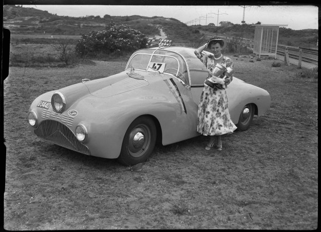 Ciska Gatsonides naast de ‘Gatso 4000 Aero Coupé’ in 1950