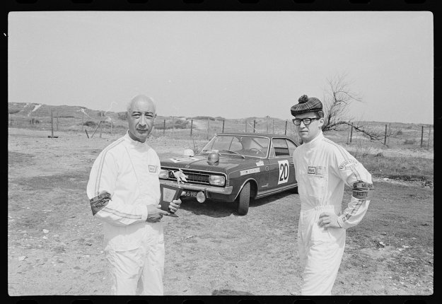 Maus Gatsonides met zijn zoon Tom na een race in 1969