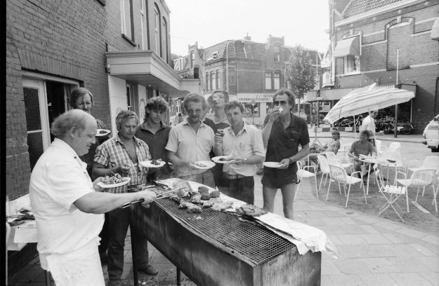 Traktatie winkeliers voor hulp werklieden bij reconstructie Cronjéstraat, 3 juli 1986