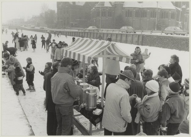 Koek- en-zopietent aan de Leidsevaart in Haarlem, 19 januari 1985