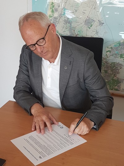 Directeur Lieuwe Zoodsma zet zijn handtekening onder het NDE-manifest