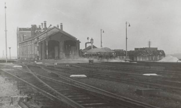 Locomotiefloods en kolenopslag bij station Uithoorn